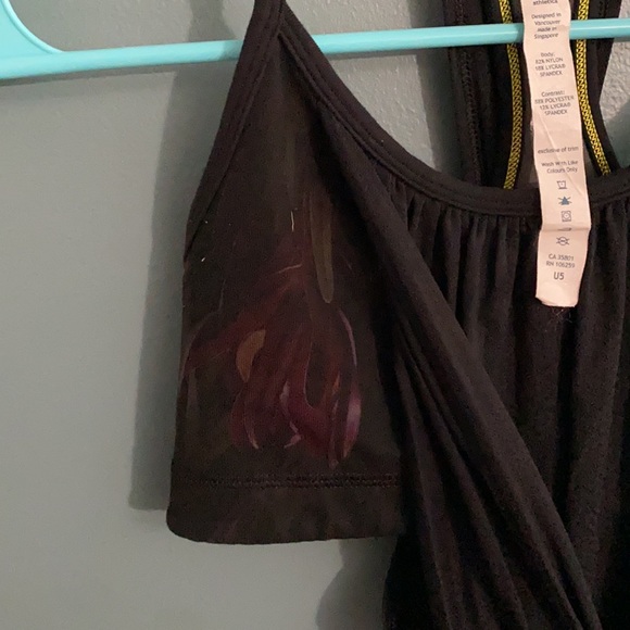 Lulu Lemon No Limits Tank. size 4 - Picture 7 of 7